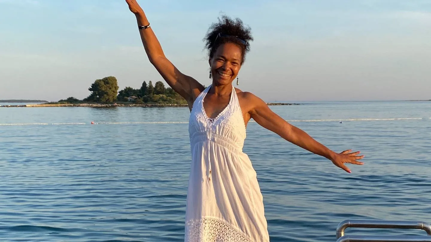 Claudia Baumann tanzt voller Lebensfreude am Meer